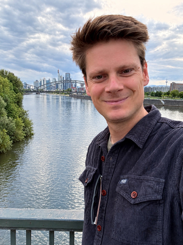 Matthias Hoppenworth vor der Frankfurter Skyline am Main