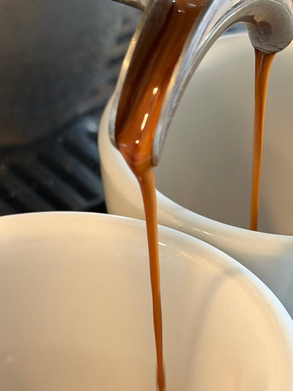 Noblesse: Espresso läuft aus dem Siebträger in die Tasse