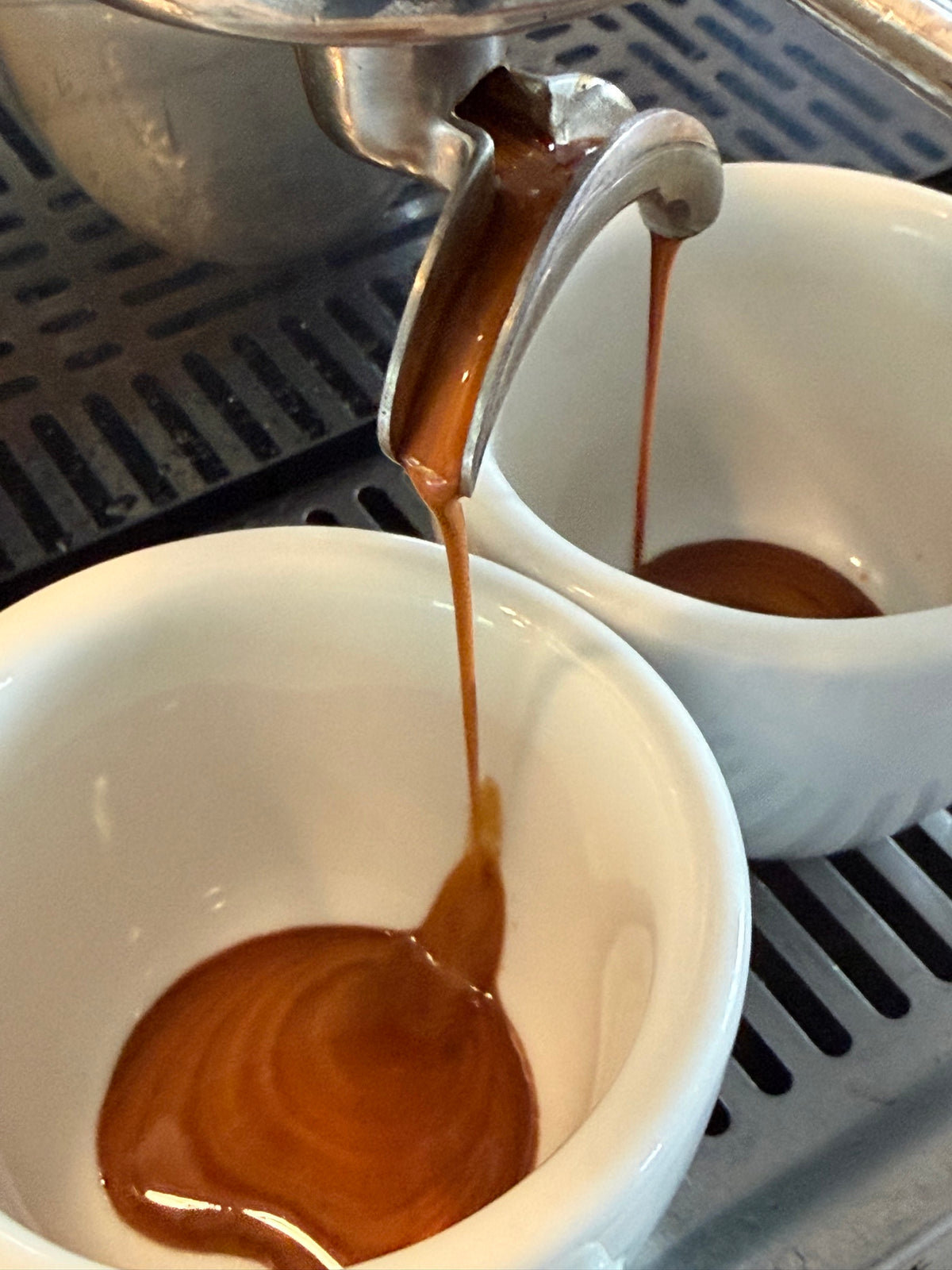 Populär: Espresso läuft aus dem Siebträger, dichte Crema sammelt sich in der Tasse